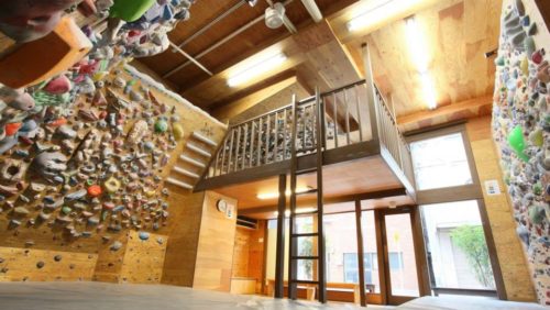 東京都のクライミング施設「ボルダリングジム グラニー 東上野店」